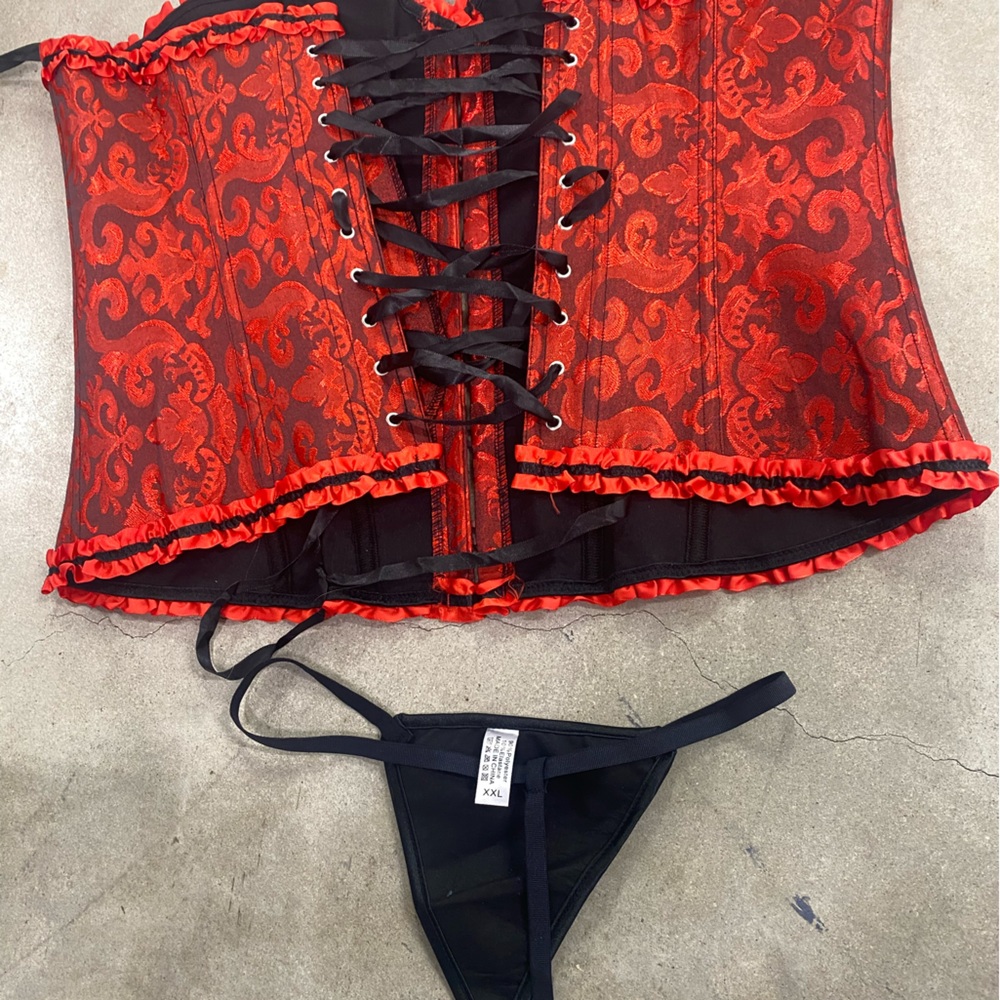 Alíviela Y fashion Red & black hot topic women corset New with tags size XXL